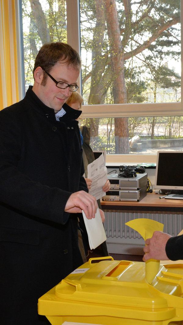 Sein Studium der Sozialwissenschaften absolvierte Janik an der Friedrich-Alexander-Universität in Erlangen. Danach war er wissenschaftlicher Mitarbeiter am Institut für Arbeitsmarkt- und Berufsforschung, wo er auch promovierte.