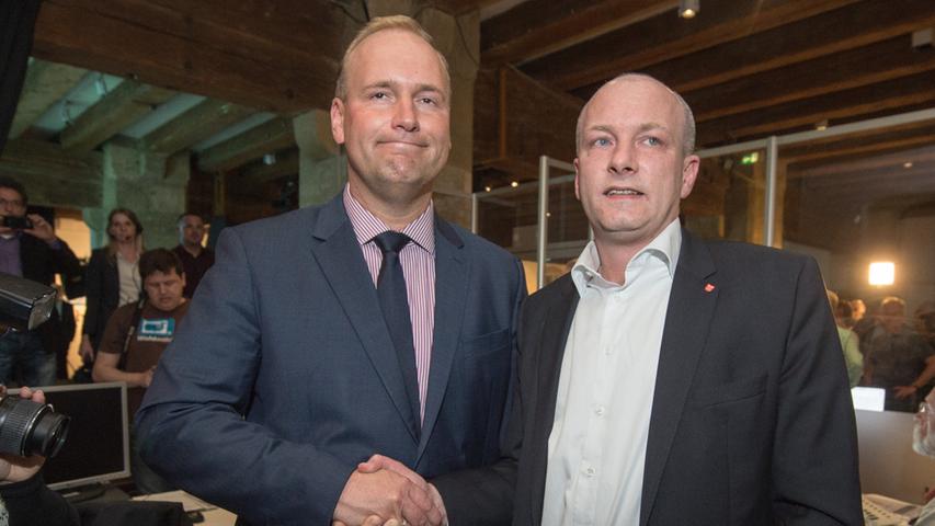 Joachim Wolbergs von der SPD (rechts) für satte 70,2 Prozent. Gegenkandidat Christian Schlegl (29,8) von der CSU gratulierte zum Sieg.