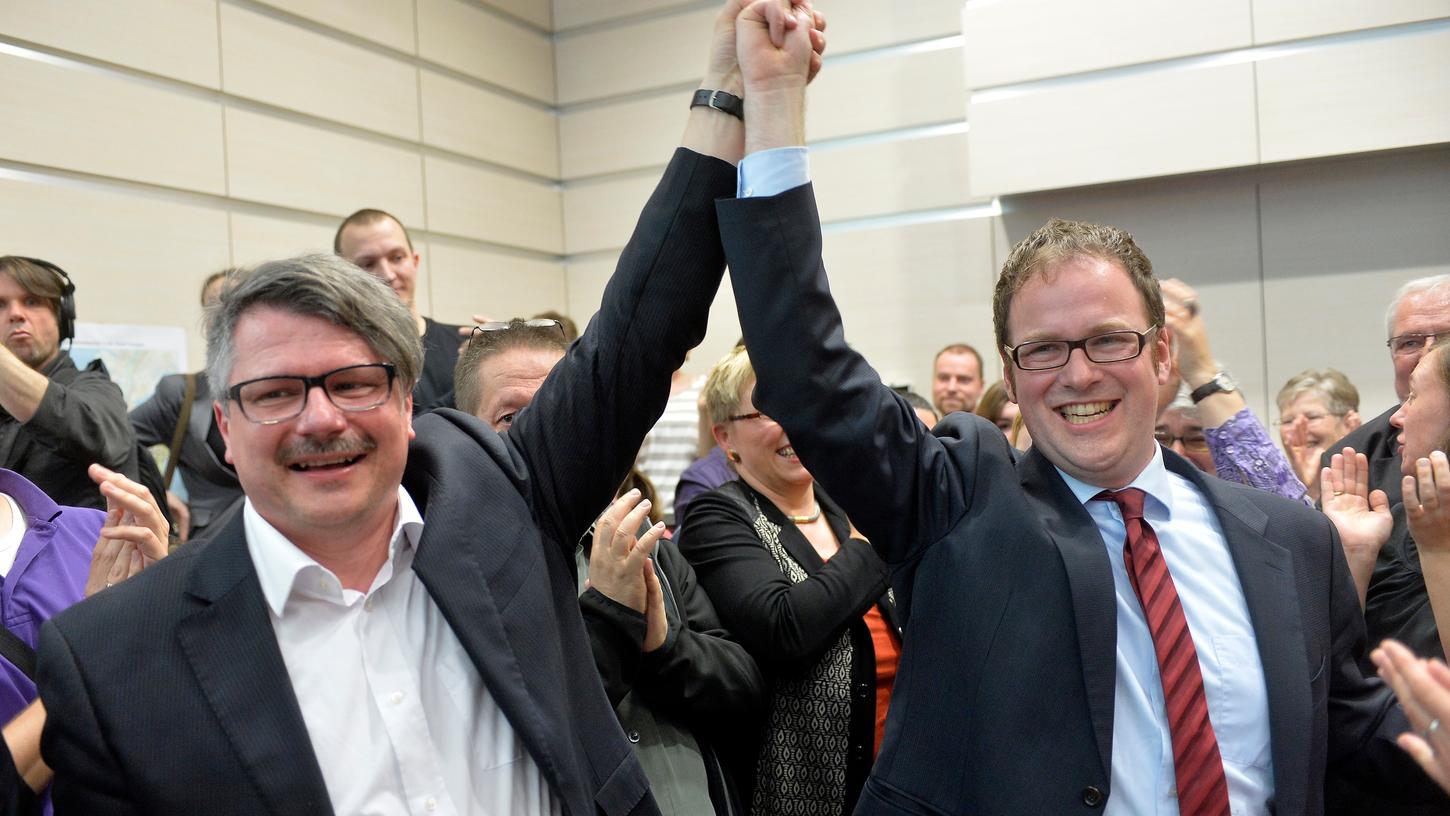 Ob Siegfried Balleis verlor die OB-Stichwahl klar gegen seinen Herausforderer von der SPD Florian Janik (rechts).Freude auch beim SPD-Kreisvorsitzenden Dieter Rosner (links).