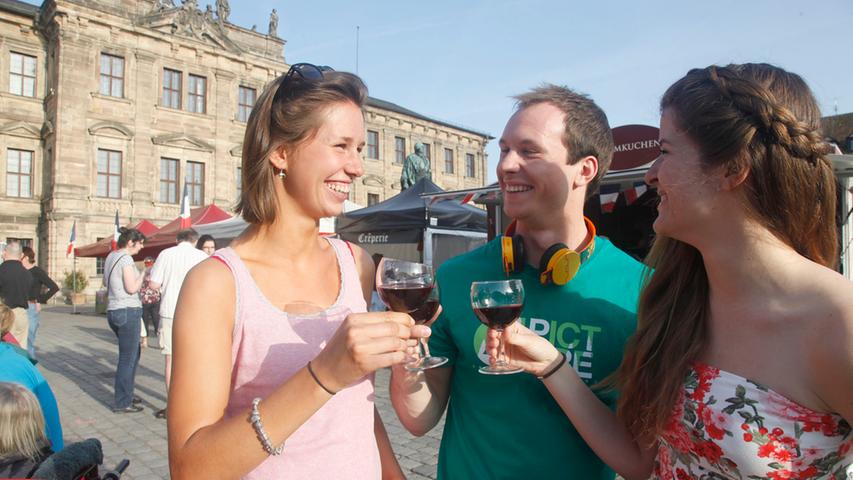 Die drei Studenten Larissa, Max und Lara genossen die kulinarische Vielfalt auf dem Erlanger Schlossplatz.