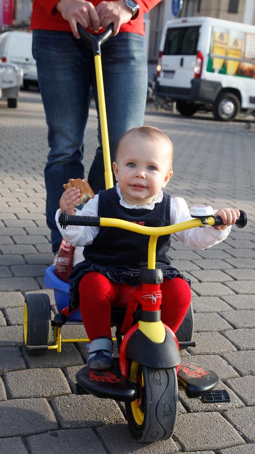 Die kleine Annika, 18 Monate jung, erobert mit ihrem Dreirad den Erlanger Frühling.