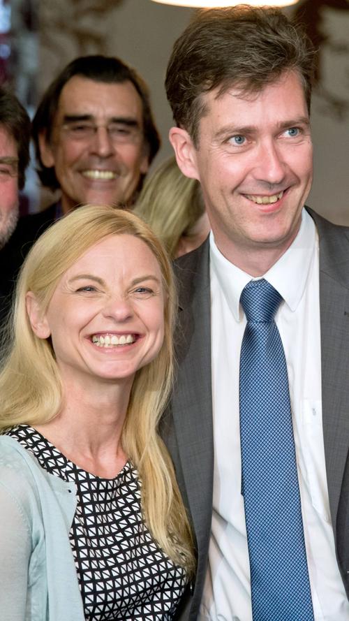 In Würzburg freute sich Stadtkämmerer Christian Schuchardt (CSU) mit seiner Frau Asa Petersson über das Votum der Bürger. Schuchardt kam auf 55,7 Prozent der Stimmen, der rot-grüne Bewerber Muchtar Al Ghusain auf 44,3 Prozent.