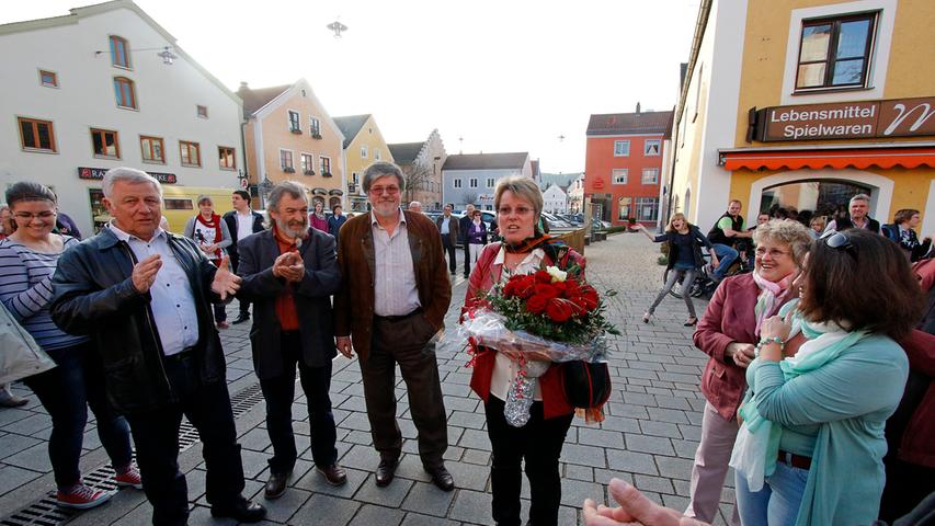 Am Sonntag gingen die Menschen in der Region zu den Urnen und entschieden, wer künftig ihre Städte und Gemeinden regiert. Carolin Braun (SPD) setzte sich in Dietfurt gegen Christian Linz (rechts) von der CSU durch. Hier sehen Sie einige Impressionen davon.