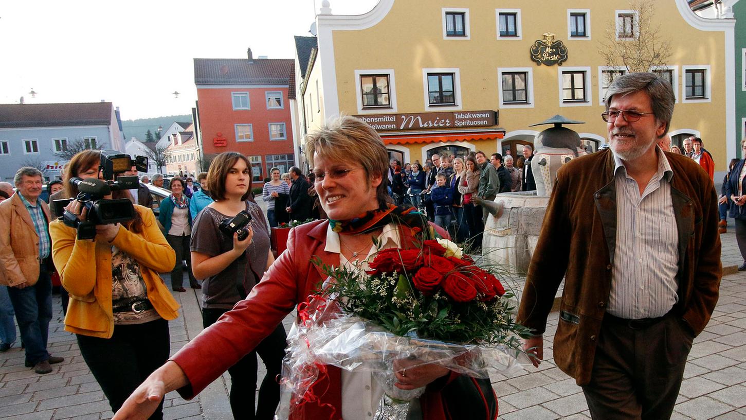 Beim Amtsantritt gab es Blumen für Carolin Braun, die 2014 für die SPD das Rathaus in Dietfurt eroberte.