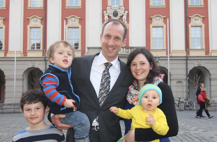Glückwünsche von der Familie: Bernhard Kisch (CSU) hat den Kampf um den Windsheimer Rathausthron gewonnen. Mehr Bilder gibt es hier zu sehen.