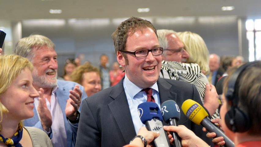 Florian Janik war nach seinem Wahlerfolg bei der Stichwahl in Erlangen ein gefragter Mann.