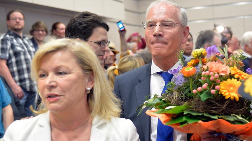 Auch sein Herausforderer und noch amtierender Oberbürgermeister Siegfried Balleis bahnte sich zusammen mit seiner Frau einen Weg durch die Menge...