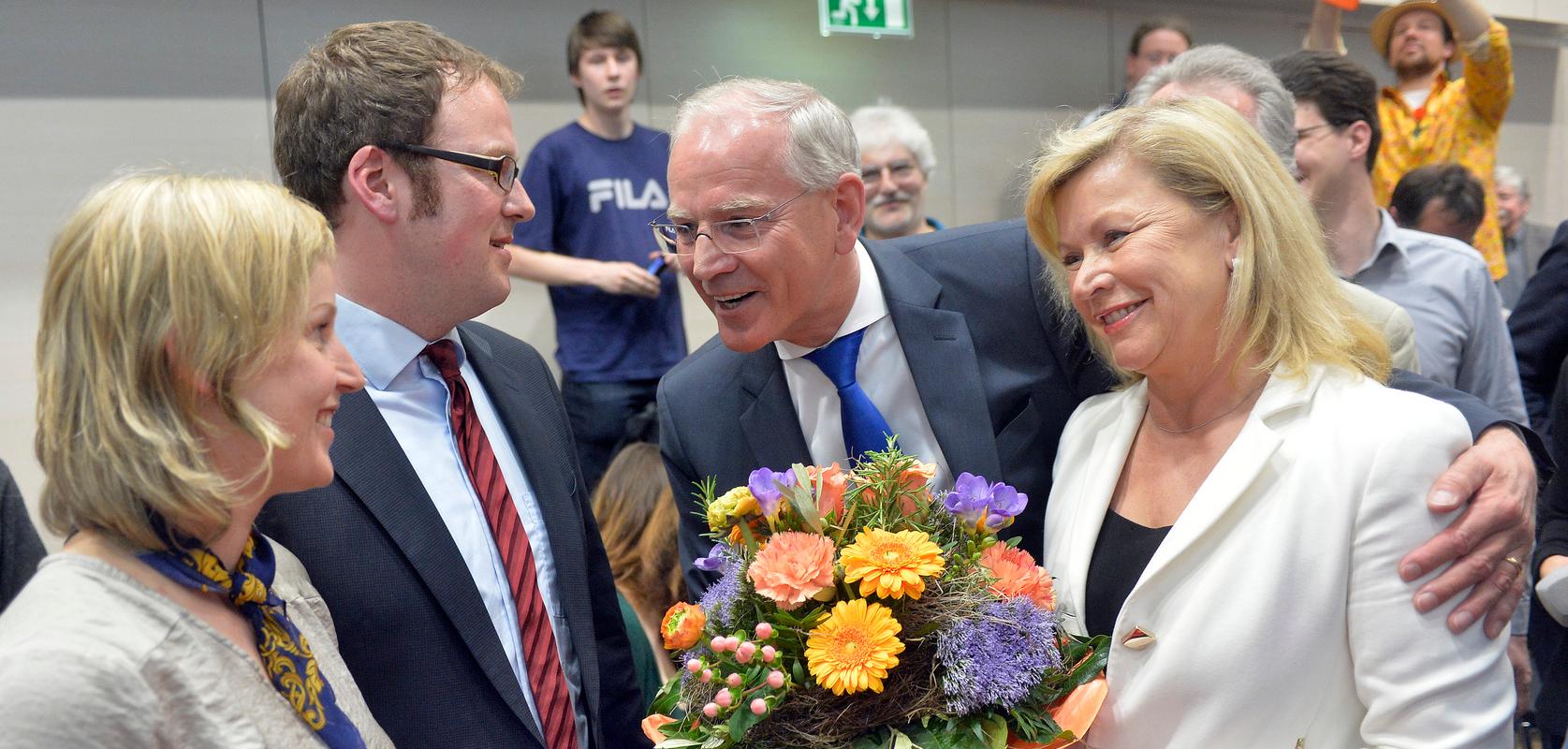 Siegfried Balleis (Mitte) gratuliert Herausforderer Florian Janik.