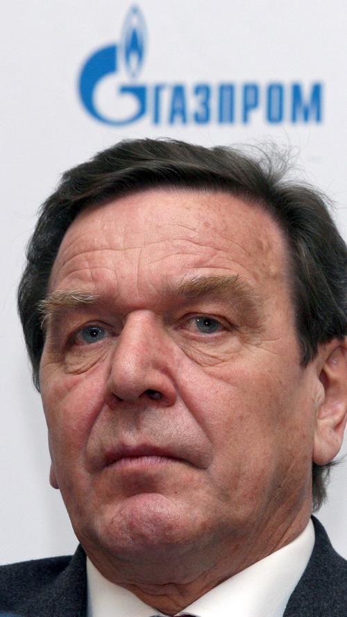 Wenige Wochen nach dem Regierungswechsel wird bekannt, dass Schröder einen Posten bei der Nord Stream AG übernimmt, die zur Mehrheit dem russischen Energieriesen Gazprom gehört. Politiker aller Parteien reagieren empört und kritisieren nicht nur die Art und Weise, sondern vor allem den Zeitpunkt seines Wechsels aus der Politik in die Wirtschaft - zumal sich Schröder jetzt für ein Projekt einsetzt, das er zuvor schon als Regierungschef wohlwollend begleitet hatte.