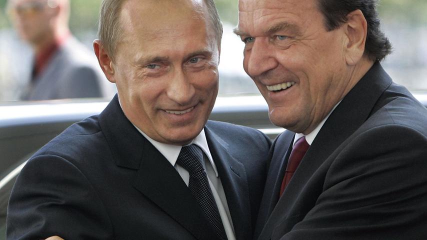 Mit Russlands Präsident Wladimir Putin verbindet Schröder schon während seiner Amtszeit eine enge Freundschaft. In der ARD-Talkshow "Beckmann" bescheinigt der Bundeskanzler 2004 dem russischen Präsidenten, ein "lupenreiner Demokrat" zu sein. Medien, Politiker und Menschenrechtler gehen mit Schröder daraufhin hart ins Gericht.