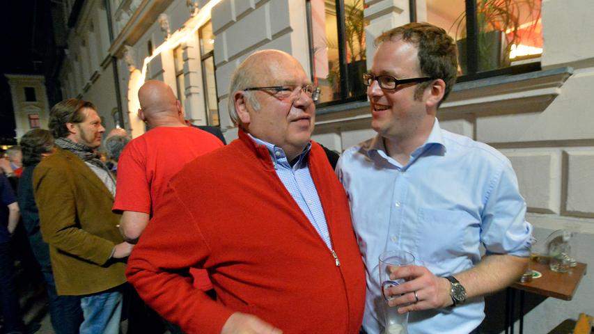 Große Sause: Florian Janik feiert mit seinen Freunden den Wahlsieg