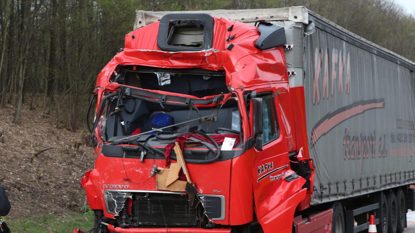 Ein Laster fuhr auf einen Autotransporter auf. Der Fahrer des Lkw starb noch an der Unfallstelle.