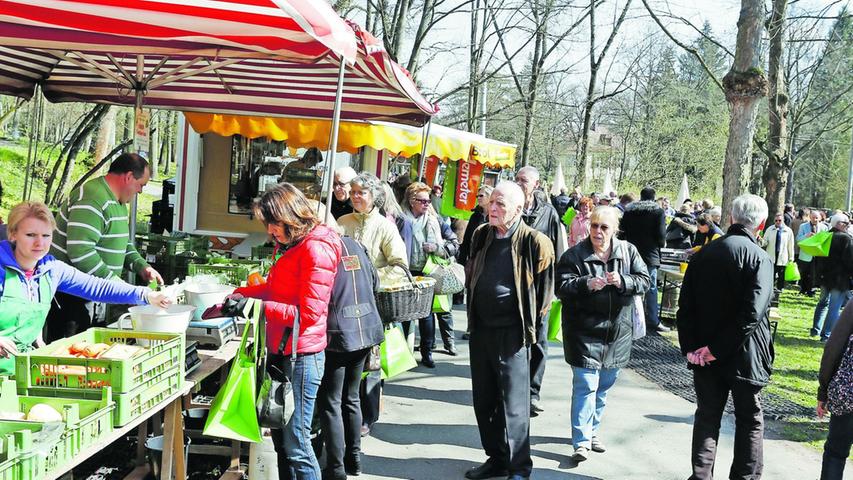 Frisches direkt vom Bauern kommt an: Der neue Wochenmarkt am Platnersberg stößt auf große Resonanz bei den Bürgern und durch die Bank auf Beifall.