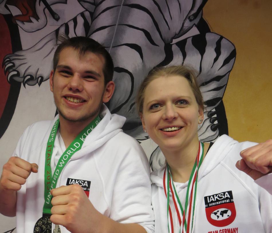 Louis Bloy (li.) und Katharina Dornisch (re.) mit ihren WM-Medaillen.