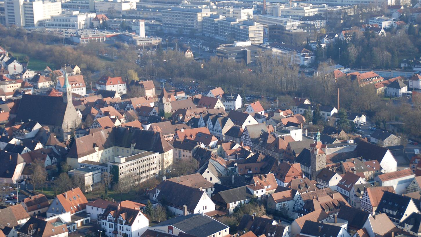 In der linken unteren Bildhälfte sieht man das Rathaus und daneben den Hubmann-Parkplatz.