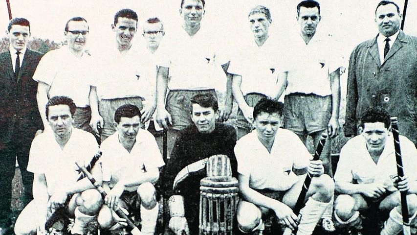 Die Hockeymannschaft auf einer Aufnahme aus dem Jahrbuch zum 60-jährigen Bestehen der Sportvereinigung Jahn Forchheim. Dem schnellen Aufstieg folgte 1965 ein abruptes Ende. 
