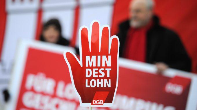 Immerhin etwas: Die Hans-Böckler-Stiftung lobt den Mindestlohn als Mittel gegen immer mehr Erwerbsarme.