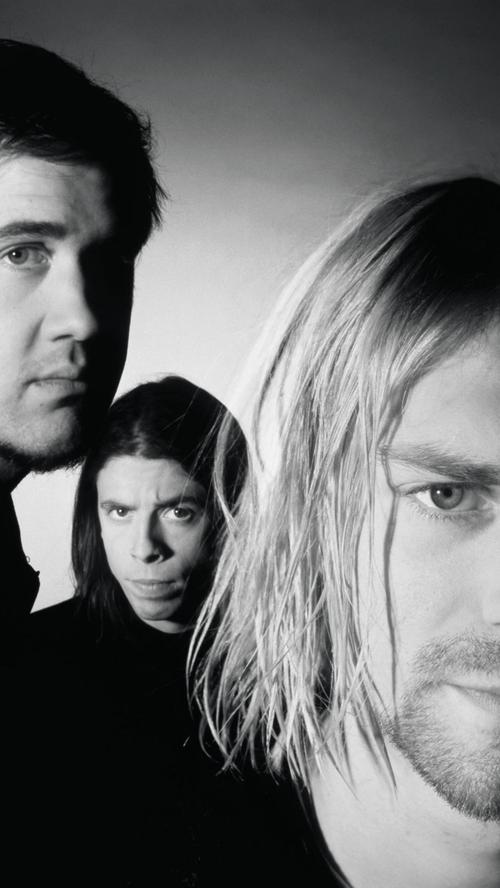 Wer in den 1990er Jahren aufgewachsen ist und eine Affinität für Gitarrenmusik hatte, weiß, was mit Kurt Cobains Tod am 5. April 1994 zu Ende ging: Das Leben eines erleuchteten Songschreibers mit einer Stimme, die (wie einst die Bob Dylans) wusste, was wir fühlten, wollten und fürchteten. Nirvana traten ins Nirvana. Was bleibt, sind die Platten der Band. Doch nicht alles, worauf der Bandname steht ist Gold. Oder doch?