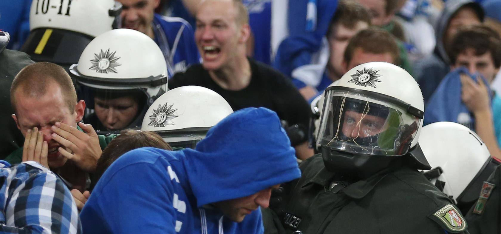 August 2013: Die Polizei verschafft sich mit Schlagstöcken und Pfefferspray Zugang zum Schalke-Fanblock. Ein Clubfan klagt nun gegen das Recht von Polizisten, Reizgas einsetzen zu dürfen.