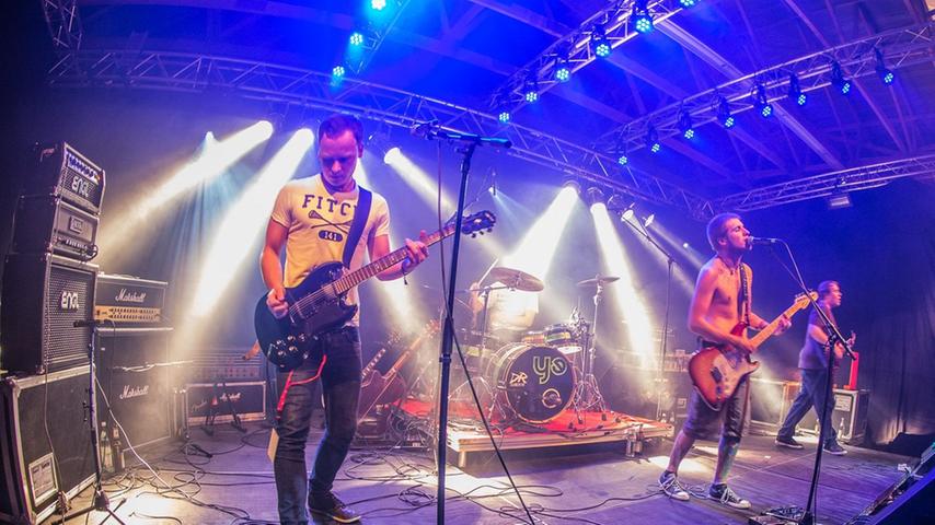 Der Ex-Leadgitarrist der Band Substitute, Dominik Faust und Substitute-Bassist Daniel Buchner laden dieses Jahr zum vierten Mal zu Rock im Hennahuf in Eibach. Auf dem Minifestival in der Halle neben der Hennahuf-Kneipe finden bis zu 500 Gäste Platz.