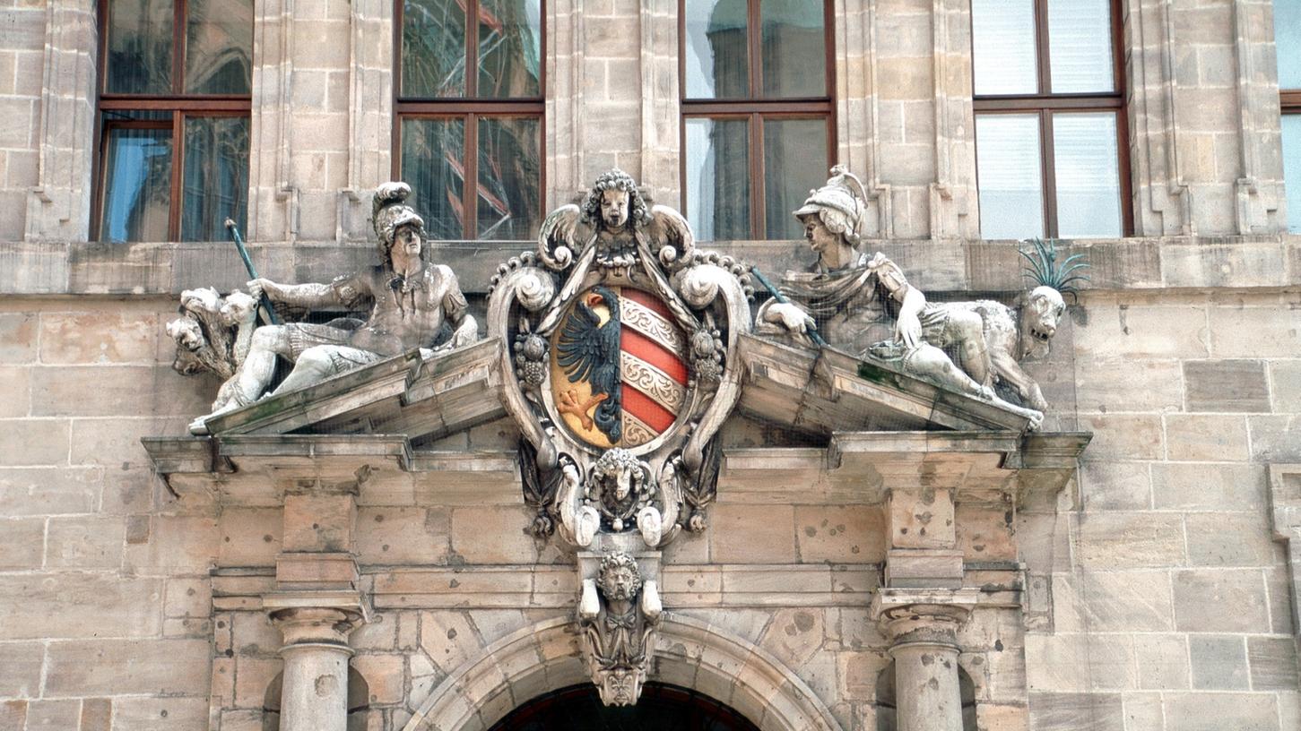 Die Opposition im Nürnberger Stadtrat beklagt Kungelei der SPD-CSU-Koalition.
