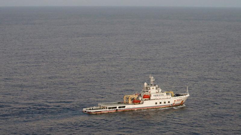 Ein chinesisches Schiff ortet am 5. April im Indischen Ozean ein "pulsierendes" Signal, das womöglich von der Blackbox der vermissten Boeing gesendet wird. Neben mehreren Schiffen sind auch Flugzeuge und ein Atom-U-Boot an der Suche beteiligt.