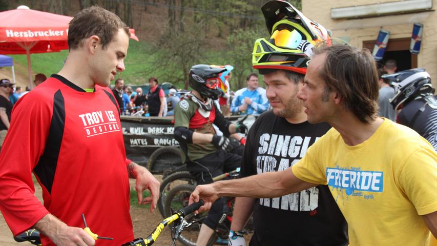 Dimitri Lehner (rechts), der Chefredakteur des Mountainbikemagazins Freeride nutzte den Besuch von Cameron Zink (links) gleich für ein Fotoshooting für die nächste Ausgabe. YT-Chefentwickler Stefan Willared (mitte) hörte beim Tech-Talk der beiden genau zu.