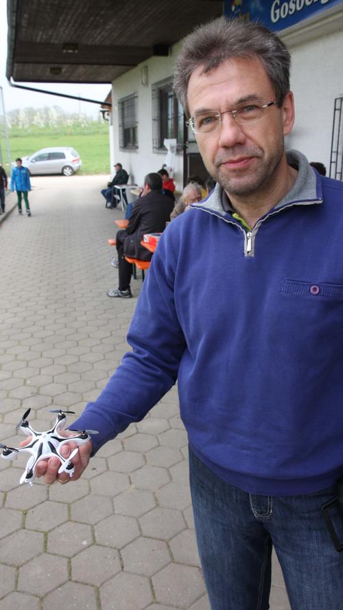 Bernd Puderbach zeigt seinen Hexacopter.