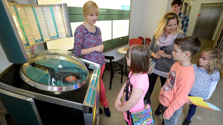 Diese Jukebox gibt es wohl nur noch im Museum - und für die Kinder  ist sie mittlerweile eine Rarität.