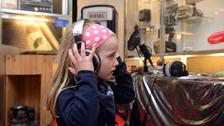 Mit Kopfhörern konnte man an verschiedenen Stationen Hörbeispiele lauschen.