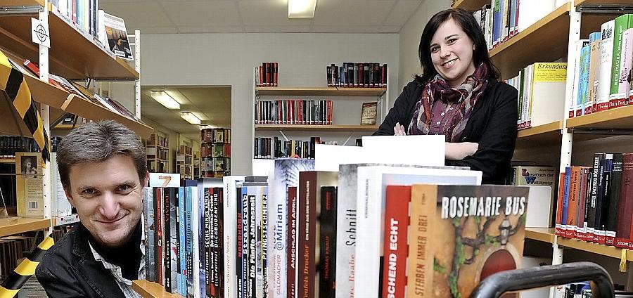 Büchereileiterin Christina Röschlein freut sich über eine Literaturspende des Fürther Krimiautors Veit Bronnenmeyer. Büchereileiterin Christina Röschlein freut sich über eine Literaturspende des Fürther Krimiautors Veit Bronnenmeyer.