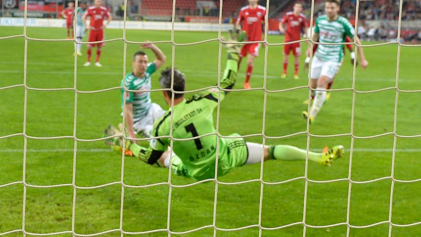 ... Ingolstadts Keeper Özcan die gleiche Richtung wählt und den Ball pariert. Auch beim Nachschuss des Serben ist der Schanzer-Schlussmann auf dem Posten und wehrt reaktionsschnell ab.