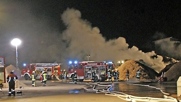 Röttenbach: Vier Meter hohe Flammen