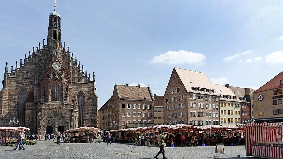 Freie Bahn für Drahtesel am Hauptmarkt: Dieses „Symbol“ halten Grüne und ÖDP im Interesse einer fahrradfreundlichen Stadt für wichtig. Bisher ist das Überqueren für Radfahrer nonstop verboten, wird aber geduldet.