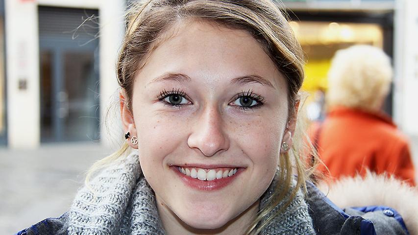 Julia Lamatsch (19): "Ich fühle mich in Nürnberg sehr sicher. Ich habe noch keine Situationen erlebt, in denen ich mich unsicher gefühlt habe. In der U-Bahn wäre ich nachts trotzdem ungerne alleine, weil sich dort komische Leute herumtreiben. Und auch in Gostenhof muss ich nicht unbedingt sein. Die Polizeipräsenz finde ich ausreichend, es fahren bereits relativ viele Streifen."