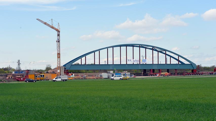 Grund für den Aufwand ist der Ausbau der S-Bahn-Strecke zwischen Nürnberg und Erlangen. Diese benötigt viel Platz. Um den Abschnitt viergleisig zu machen, ist eine neue Brücke notwendig, die am Donnerstag installiert wird.