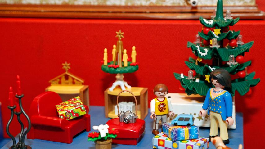 Auch die Playmobil-Familie feiert ein traditionelles Weihnachtsfest - mit geschmücktem Tannenbaum, Adventskranz und bunt verpackten Geschenken.