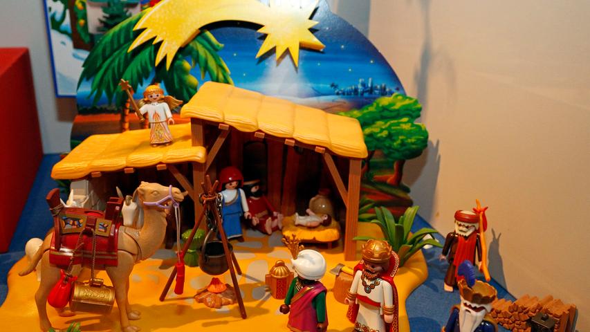 Auch die biblische Geschichte von der Geburt Christi kann mit Playmobil nachgestellt werden. Zum Paket Weihnachtskrippe von 2009 gehören unter anderem Maria, Josef und das Jesuskind in der Krippe, die Weisen aus dem Morgenland und vieles mehr.