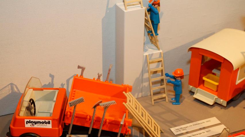 Playmobil ist ein Spielzeugklassiker. Seit ihrem Erscheinen 1974 sind die kleinen Figuren aus Zirndorf Teil des Alltags ungezählt Kinder. Das Spielzeugmuseum in Nürnberg widmet sich bis zum 19. Oktober in einer Ausstellung den früheren Spielwelten und gibt Einblicke in die Entwicklung und Herstellung.