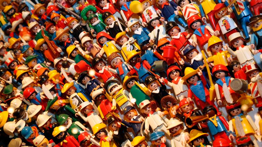 Das Herzstück des Playmobil-Spielzeugs sind die 7,5 Zentimeter großen Spielfiguren aus Kunststoff. Ihre Hände, Arme, Beine und der Kopf lassen sich bewegen, an die Hände können verschiedene Teile wie Werkzeuge oder Waffen angesteckt werden.