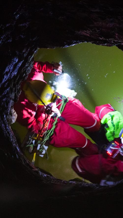 Zwei Studentinnen der Uni Kiel beim Vermessen des Brunnens in 30 Metern Tiefe.