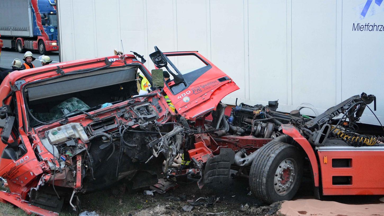 Gut eineinhalb Wochen nach dem verhehrenden Lkw-Unfall zwischen Schnaittach und Lauf (Foto) kam es in der Nacht auf Samstag auf der A9 zu einem weiteren tödlichen Unglück.