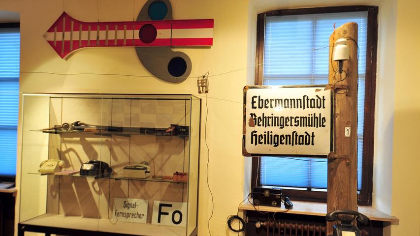 Schon zu Beginn des 20. Jahrhunderts besaß jeder Bahnhof im Wiesenttal ein Telefon. Diese sind auch in der Ausstellung zum Jubiläum zu sehen, zusammen mit vielen anderen historischen Utensilien.