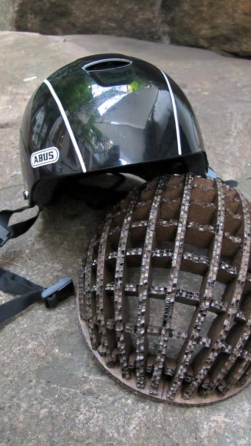 Auch im Trend: Der Öko-Helm "Kranium Ecolution" mit Wellpappe-Innenleben ist laut Hersteller Abus angeblich vollständig recyclebar. 