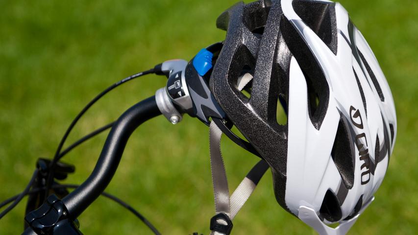 Laut letztem ADAC-Fahrradhelm-Test muss ein guter Helm nicht teuer sein. Ab 20 Euro gebe es bereits akzeptablen Kopfschutz. Woran lässt sich erkennen, dass der Helm passt?