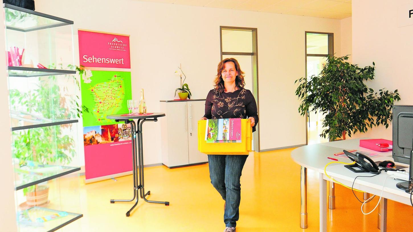 Leiterin Sandra Schneider in der neuen Tourismuszentrale Fränkische Schweiz.