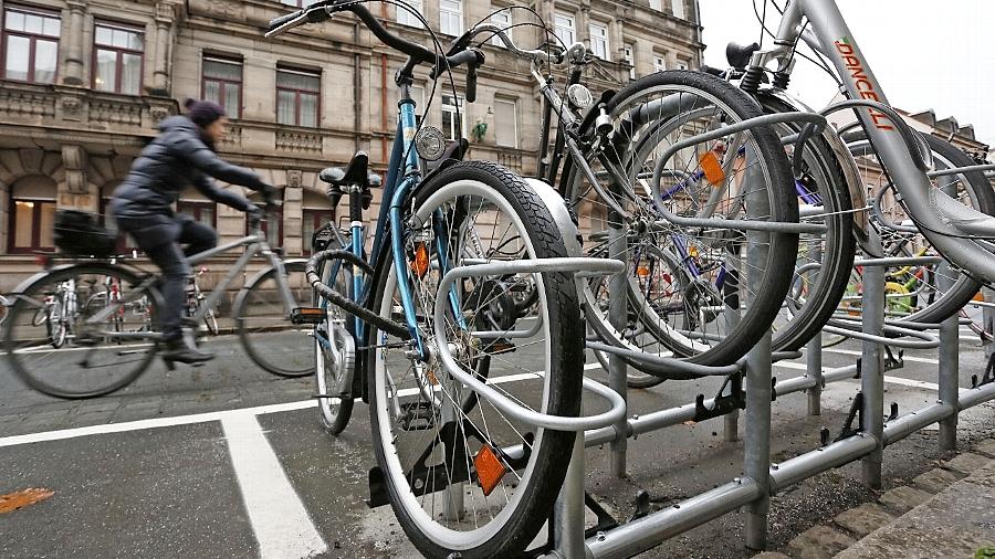 Praktische und sichere Systemständer wie hier am Südausgang des Fürther Hauptbahnhofs in der Ludwigstraße sollen künftig im unauffälligen Farbton Anthrazit im gesamten Stadtgebiet aufgestellt werden. Praktische und sichere Systemständer wie hier am Südausgang des Fürther Hauptbahnhofs in der Ludwigstraße sollen künftig im unauffälligen Farbton Anthrazit im gesamten Stadtgebiet aufgestellt werden.