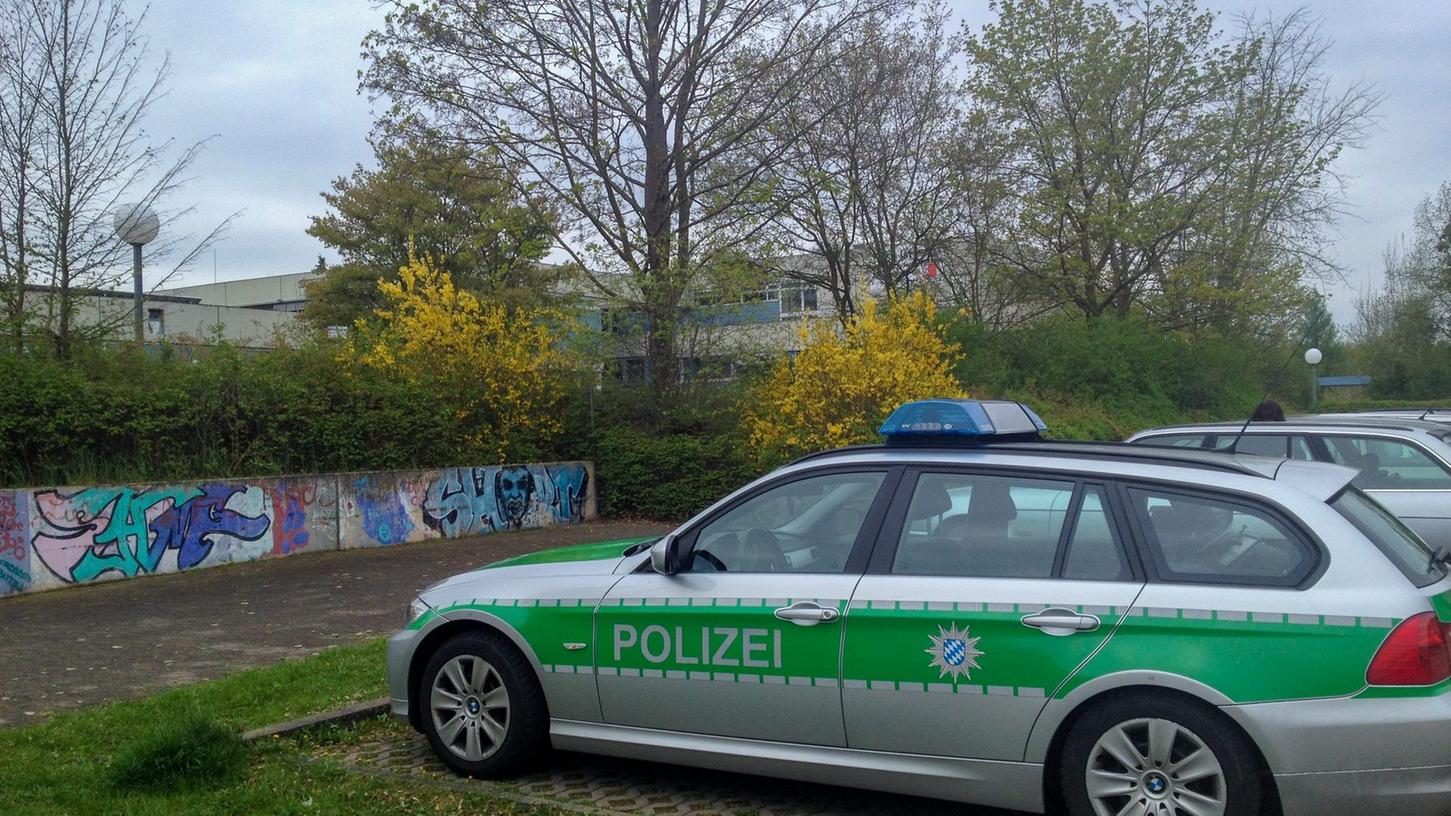 Unbekannte sind in die Dr.-Gustav-Schickedanz-Schule eingebrochen und haben Wände beschmiert.