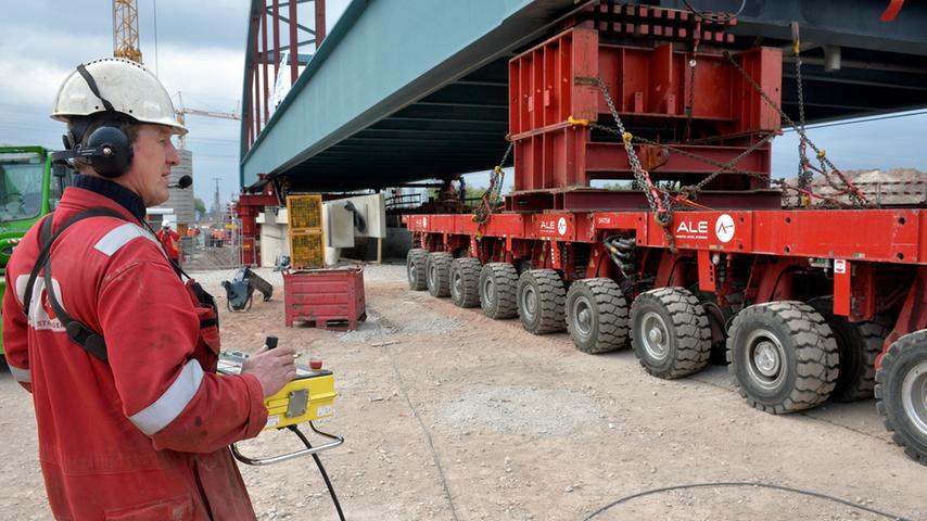 650 Tonnen Stahl: Neue S-Bahn-Brücke bei Erlangen wird installiert