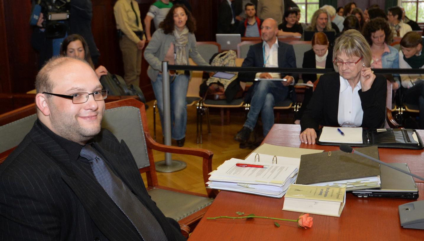 Ulvi Kulac (links) am zweiten Prozesstag vor dem Landgericht Bayreuth.